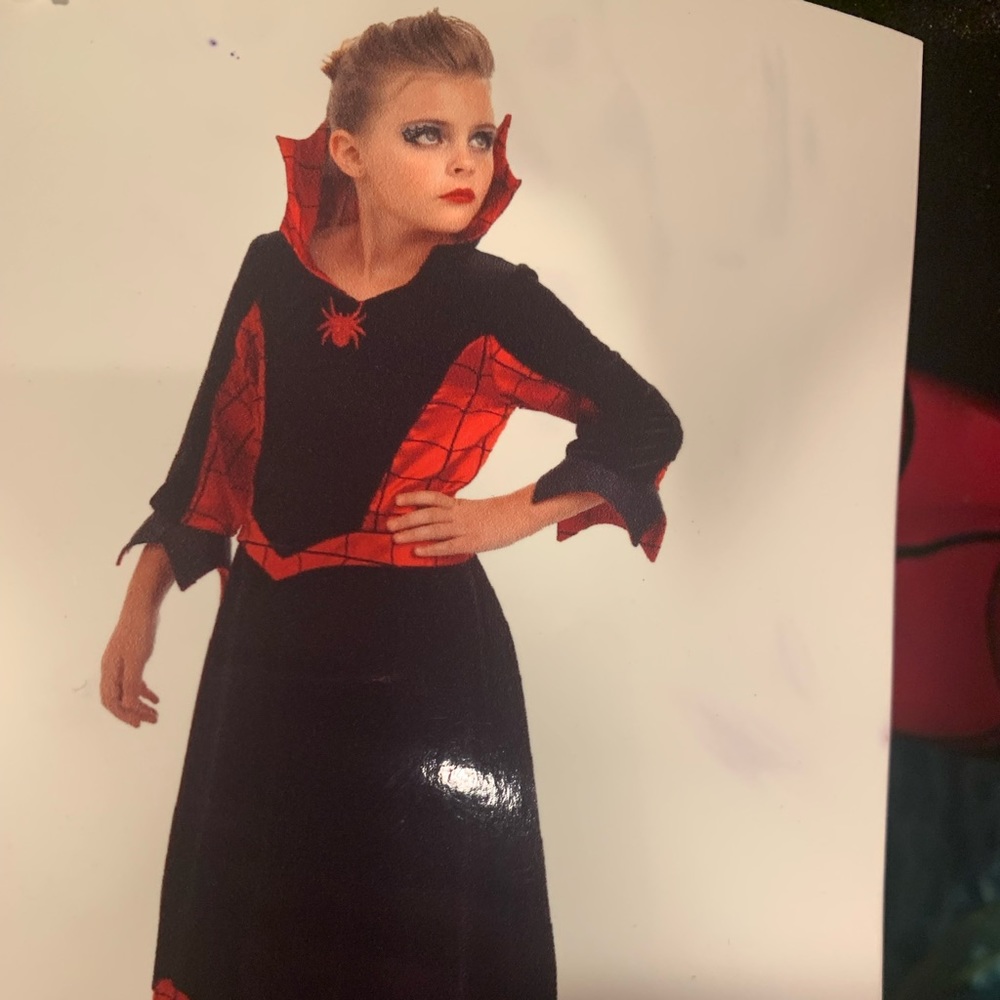 Halloween costume size 4-5  Vampire costume